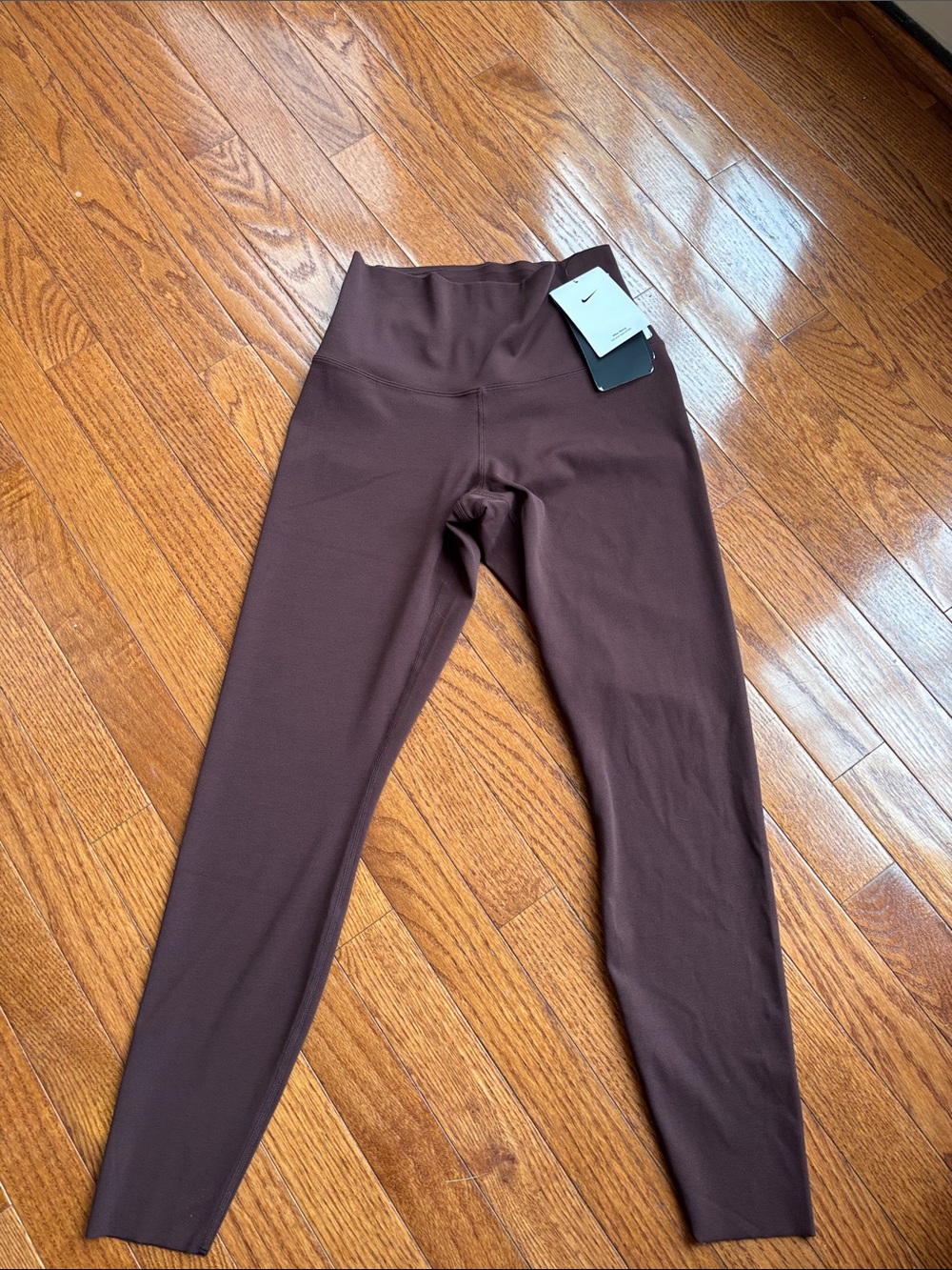Nike women’s chocolate Zenvy leggings